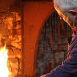 art en chemin à nivelles - le parcours d'artistes. Claude Peeters, ferronnier devant sa forge