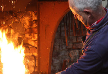 art en chemin à nivelles - le parcours d'artistes. Claude Peeters, ferronnier devant sa forge