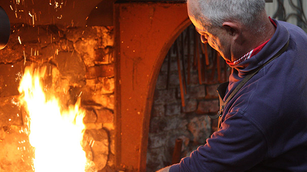 art en chemin à nivelles - le parcours d'artistes. Claude Peeters, ferronnier devant sa forge