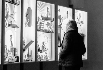 Play - Un visiteur visitant l'exposition