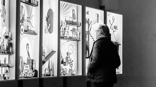 Play - Un visiteur visitant l'exposition