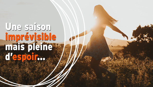 Lancement Saison 2020-21. La silhouette d'une jeune femme dans la campagne, à contre-jour, dansant face au soleil