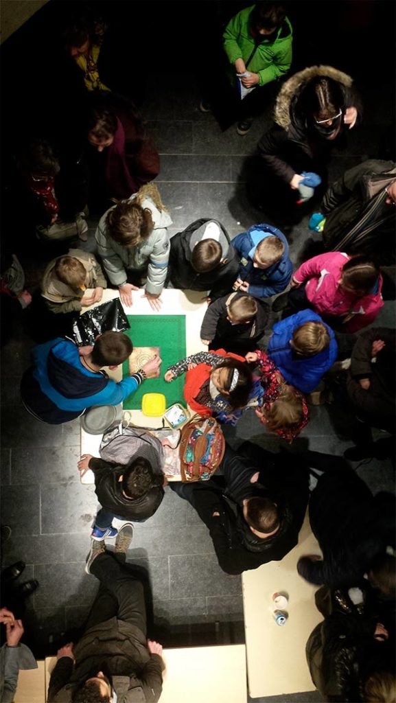 Des enfants s'adonnant à des tours de magie à l'occasion du Festival de Magie de Nivelles