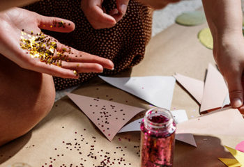 Bricolage, création d'un masque avec des paillettes